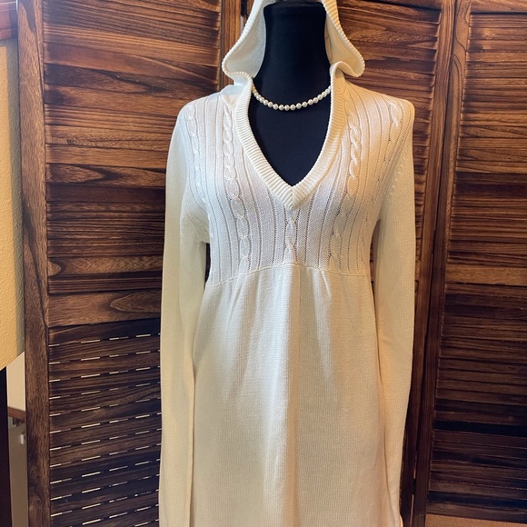 Worn only once. Lovely white hoodie sweater by Roxy - Picture 3 of 4